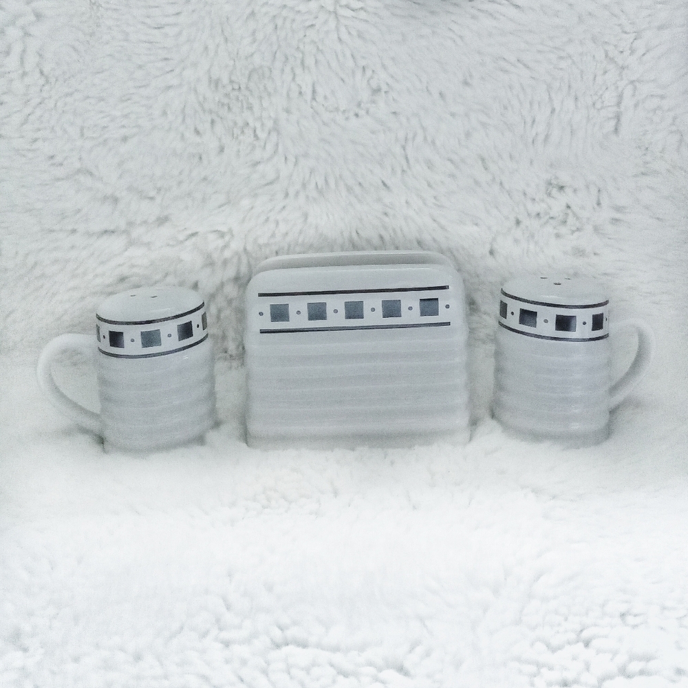 💮3/$30💮 3 pcs Himark Kitchen Salt, Pepper, and Napkin Holder Set